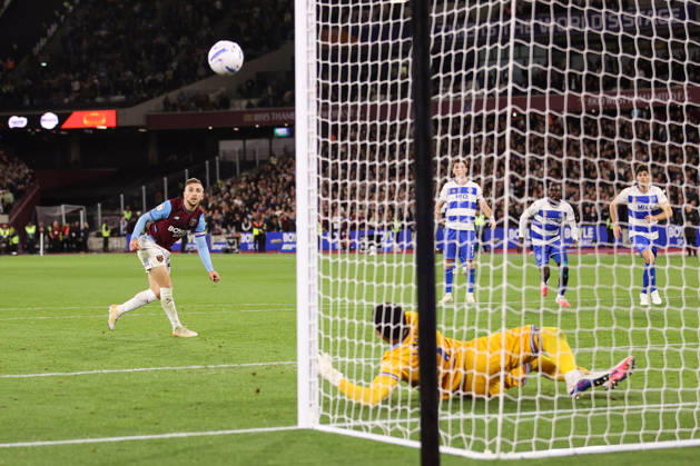 West Ham United gegen Queens Park Rangers, 9. Oktober 2026, London, EFL Championship, Fußball: West Ham United gegen Queens Park Rangers. Jarrod Bowen von West Ham United schießt in der letzten Minute einen Elfmeter, der jedoch von QPR-Torhüter Pierce Charles gehalten wird. Foto: Jacques Feeney. Abseits. London, Großbritannien Copyright: xJacquesxFeeneyx xOffsidexOffside