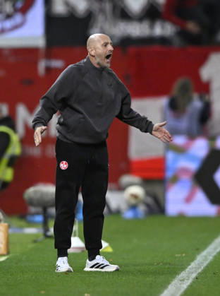 Coach Torsten Lieberknecht, 1. FC Kaiserslautern (FCK), angry gesture, 1. FC Heidenheim 1846 (FCH) vs. 1. FC Kaiserslautern, October 9, 2026. DFL regulations prohibit any use of photographs as imGE SEQUENCES AND OR QUASI-VIDEO 1 FC Heidenheim 1846 FCH vs. 1 FC Kaiserslautern