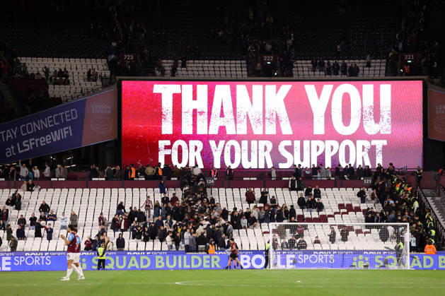 West Ham United gegen Queens Park Rangers, 9. Oktober 2026, London, EFL Championship, Fußball: West Ham United gegen Queens Park Rangers. Auf der Großleinwand erscheint die Botschaft Danke für eure Unterstützung , während die Fans eilig den Platz verlassen. Foto: Jacques Feeney, Offside, London, Großbritannien  Copyright: xJacquesxFeeneyx xOffsidexOffside