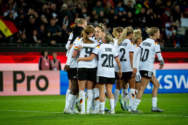 October 9, 2026, GER, Soccer, Women s, International Match, Karlsruhe, Germany vs. Australia Sjoeke Nüsken (Germany), 9, Sophia Kleinherne (Germany), 23, Elisa Senß (Germany, 20), Marie Müller (Germany, 2), Laura Freigang (Germany, 10), and the team celebrate the goal that made it 4–2. Karlsruhe BBBank Wildpark, Baden-Württemberg, Germany Copyright: xNordphoto Memmlerx