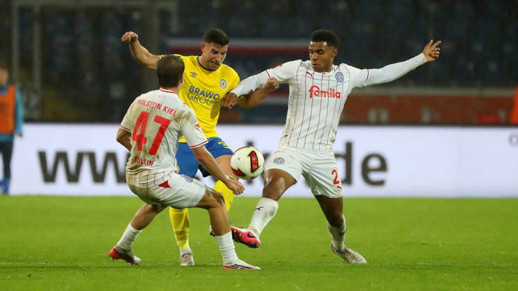 Braunschweig vs. Kiel, 2. Bundesliga Braunschweig, October 9, 2026, Soccer, Men s, 2. Bundesliga, 2026–2027 Season, Eintracht Braunschweig vs. Holstein Kiel, Ikem Ugoh (Holstein Kiel), Robin Heußer, Eintracht Braunschweig, Ikem Ugoh, Holstein Kiel. DFL and DFB regulations prohibit any use of photographs as image sequences and or quasi-video. Stadion an der Hamburger Straße, Lower Saxony, Germany