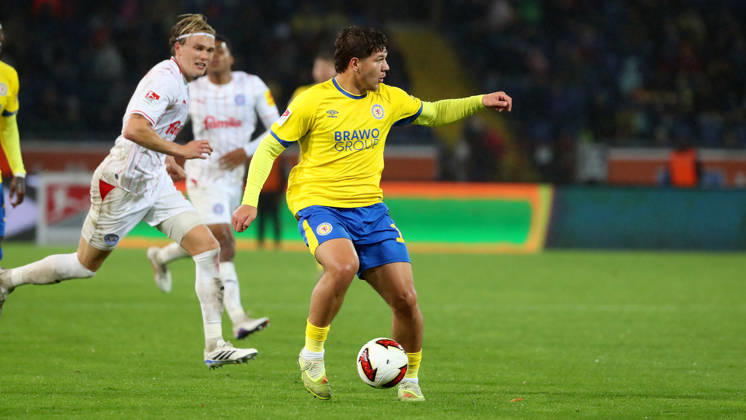 Braunschweig vs. Kiel, 2nd Bundesliga (Braunschweig), October 9, 2026, Soccer, Men s, 2nd Bundesliga, 2026–2027 Season, Eintracht Braunschweig vs. Holstein Kiel, Noah Madsen (Holstein Kiel), Jovan Mijatovic (Eintracht Braunschweig). DFL and DFB regulations prohibit any use of photographs as image sequences and or quasi-video. Stadion an der Hamburger Straße, Lower Saxony, Germany