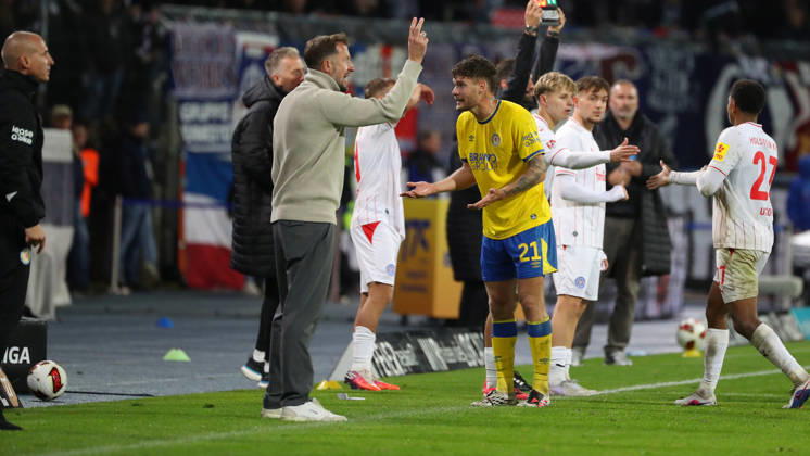 Braunschweig vs. Kiel, 2nd Bundesliga Braunschweig, October 9, 2026, Soccer, Men s, 2nd Bundesliga, 2026–2027 Season, Eintracht Braunschweig vs. Holstein Kiel Head Coach Lars Kornetka, Eintracht Braunschweig, Kevin Ehlers, Eintracht Braunschweig. DFL and DFB regulations prohibit any use of photographs as image sequences and or quasi-video. Stadion an der Hamburger Straße, Lower Saxony, Germany