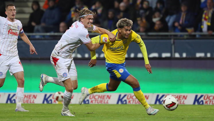 Braunschweig vs. Kiel, 2. Bundesliga Braunschweig, October 9, 2026, Soccer, Men s, 2. Bundesliga, 2026–2027 Season, Eintracht Braunschweig vs. Holstein Kiel, Noah Madsen (Holstein Kiel), Yann Sturm (Eintracht Braunschweig). DFL and DFB regulations prohibit any use of photographs as image sequences and or quasi-video. Stadion an der Hamburger Straße, Lower Saxony, Germany