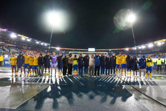 Braunschweig vs. Kiel, 2nd Bundesliga Braunschweig, October 9, 2026, Soccer, Men s, 2nd Bundesliga, 2026–2027 Season, Eintracht Braunschweig vs. Holstein Kiel The Eintracht Braunschweig team thanks the fans after the game. DFL and DFB regulations prohibit any use of photographs as image sequences and or quasi-video. Stadion an der Hamburger Straße, Lower Saxony, Germany