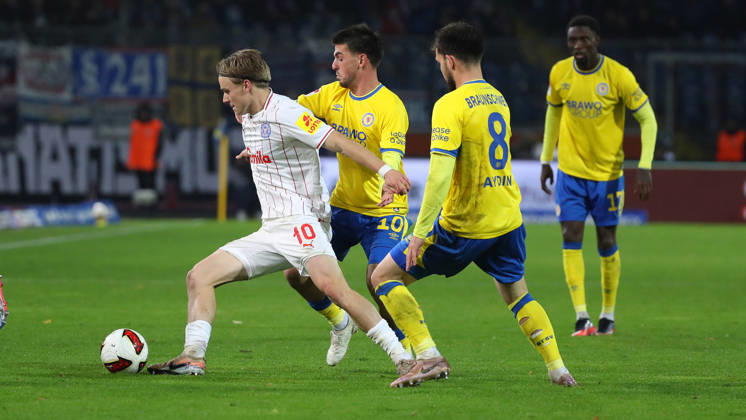 Braunschweig vs. Kiel, 2nd Bundesliga Braunschweig, October 9, 2026, Soccer, Men s, 2nd Bundesliga, 2026–2027 Season, Eintracht Braunschweig vs. Holstein Kiel, Jonas Therkelsen (Holstein Kiel), Samuele di Benedetto, Eintracht Braunschweig; Mehmet Can Aydin, Eintracht Braunschweig. DFL and DFB regulations prohibit any use of photographs as image sequences and or quasi-video. Stadion an der Hamburger Straße, Lower Saxony, Germany