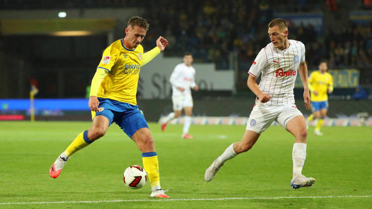 Braunschweig vs. Kiel, 2nd Bundesliga Braunschweig, October 9, 2026, Soccer, Men s, 2nd Bundesliga, 2026–2027 Season, Eintracht Braunschweig vs. Holstein Kiel; Jan Urbich (Eintracht Braunschweig), Ivan Nekic (Holstein Kiel); DFL and DFB regulations prohibit any use of photographs as image sequences and or quasi-video; Stadion an der Hamburger Straße, Lower Saxony, Germany