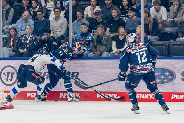 Battle for the Puck: Face-off between Nicolas Schindler (ERC Ingolstadt, 44) and Maximilian Kastner (EHC Red Bull Munich, 93); on the right, Brady Ferguson (EHC Red Bull Munich, 12 GER), EHC Red Bull Munich vs. ERC Ingolstadt, DEL, 2026–2027 season, Matchday 7, October 9, 2026. Photo: HMB Media, Franz Feiner Copyright: HMBxMedia FranzxFeiner