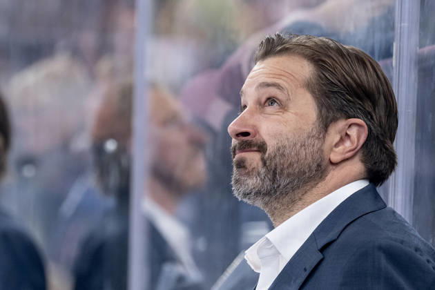 Oliver David, Head Coach of EHC Red Bull Munich, casts a critical glance toward the video cube. Portrait, GER, EHC Red Bull Munich vs. ERC Ingolstadt, DEL, 2026–2027 season, Matchday 7, October 9, 2026 Photo: HMB Media, Franz Feiner Copyright: HMBxMedia FranzxFeiner