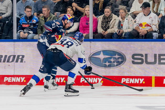 Battle for the Puck: Face-off between Maximilian Kastner (EHC Red Bull Munich, 93) and Peter Abbandonato (ERC Ingolstadt, 98 GER), EHC Red Bull Munich vs. ERC Ingolstadt, DEL, 2026–2027 season, Matchday 7, October 9, 2026 Photo: HMB Media, Franz Feiner Copyright: HMBxMedia FranzxFeiner