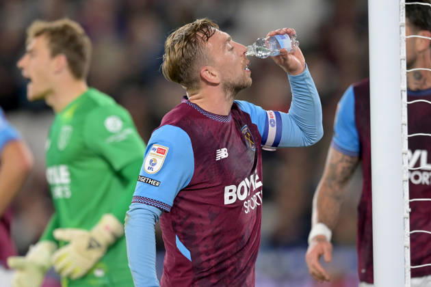 West Ham vs QPR Championship Jarrod Bowen of West Ham United takes a refreshment break during the West Ham vs Queens Park Rangers, EFL Championship match at the London Stadium Stratford. This image is for EDITORIAL USE ONLY. Licence required from the Football DataCo for any other use. London The London Stadium UK Copyright: xMartinxDaltonx WestHam_vs_QPR_091026_MD_478