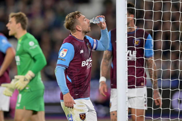West Ham vs QPR Championship Jarrod Bowen of West Ham United takes a refreshment break during the West Ham vs Queens Park Rangers, EFL Championship match at the London Stadium Stratford. This image is for EDITORIAL USE ONLY. Licence required from the Football DataCo for any other use. London The London Stadium UK Copyright: xMartinxDaltonx WestHam_vs_QPR_091026_MD_480