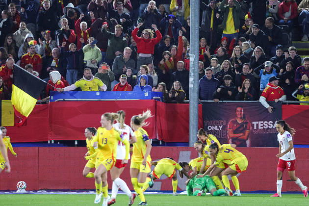 SOCCER WOMEN UEFA BELGIUM VS SCOTLAND Belgian players congratulating goalkeeper Lowiese Seynhaeve (21) of Belgium for her save during a women football game between the national teams of Belgium , called the Red Flames , and Poland on Round 1 of Play Offs, first leg of the 2026-27 UEFA Women s European Qualifiers competition , on Saturday 9 October 2026 in Leuven , BELGIUM . PHOTO SPORTPIX Sevil OKTEM Leuven Den Dreef BELGIUM  Copyright: xSportpix.bex xSevilxOKTEMxSevilxOKTEMx
