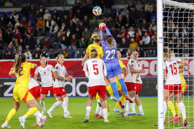 SOCCER WOMEN UEFA BELGIUM VS POLAND Elena Dhont (13) of Belgium and goalkeeper Kinga Seweryn (22) of Poland in action during a women football game between the national teams of Belgium , called the Red Flames , and Poland on Round 1 of Play Offs, first leg of the 2026-27 UEFA Women s European Qualifiers competition , on Saturday 9 October 2026 in Leuven , BELGIUM . PHOTO SPORTPIX Sevil OKTEM Leuven Den Dreef BELGIUM  Copyright: xSportpix.bex xSevilxOKTEMxSevilxOKTEMx