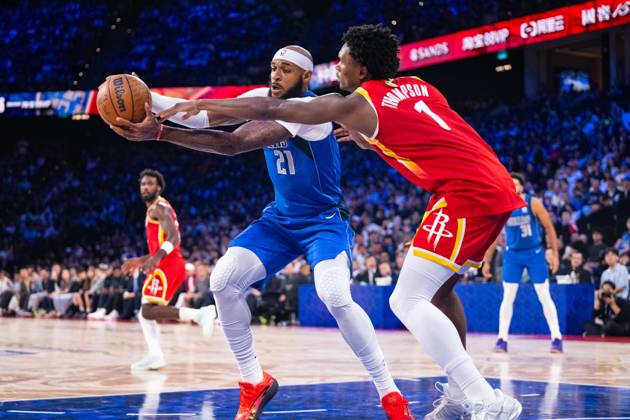 (261010) -- MACAO, Oct. 10, 2026 -- Daniel Gafford (L) of Dallas Mavericks vies with Amen Thompson of Houston Rockets during the 2026-2027 NBA, Basketball Herren, USA preseason game between Houston Rockets and Dallas Mavericks in Macao, south China, Oct. 9, 2026. ) (SP)CHINA-MACAO-BASKETBALL-NBA PRESEASON-LAKERS VS MAVERICKS(CN) CheongxKamxKa 