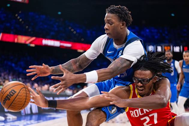 (261010) -- MACAO, Oct. 10, 2026 -- Isaiah Crawford (R) of Houston Rockets vies with Tobi Lawal of Dallas Mavericks during the 2026-2027 NBA, Basketball Herren, USA preseason game between Houston Rockets and Dallas Mavericks in Macao, south China, Oct. 9, 2026. ) (SP)CHINA-MACAO-BASKETBALL-NBA PRESEASON-ROCKETS VS MAVERICKS(CN) CheongxKamxKa