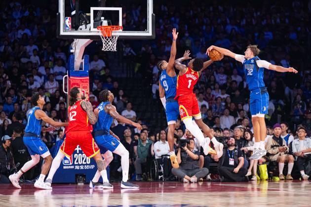 (261010) -- MACAO, Oct. 10, 2026 -- Amen Thompson (2nd R) of Houston Rockets is blocked during the 2026-2027 NBA, Basketball Herren, USA preseason game between Houston Rockets and Dallas Mavericks in Macao, south China, Oct. 9, 2026. ) (SP)CHINA-MACAO-BASKETBALL-NBA PRESEASON-ROCKETS VS MAVERICKS(CN) CheongxKamxKa