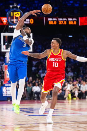(261010) -- MACAO, Oct. 10, 2026 -- Naji Marshall (L) of Dallas Mavericks passes the ball during the 2026-2027 NBA, Basketball Herren, USA preseason game between Houston Rockets and Dallas Mavericks in Macao, south China, Oct. 9, 2026. ) (SP)CHINA-MACAO-BASKETBALL-NBA PRESEASON-ROCKETS VS MAVERICKS(CN) CheongxKamxKa