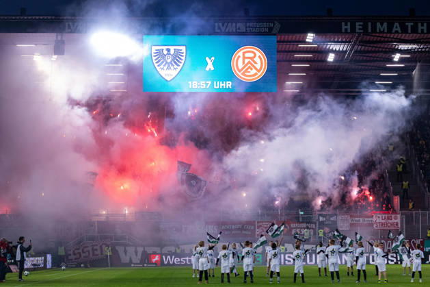 Rot Weiss Essen fans set off pyrotechnics in the visitors section GER, SC Preussen Münster vs. Rot Weiss Essen, soccer, 3rd Division, Matchday 8, 2026–2027 season, October 9, 2026 DFL regulations prohibit the use of photographs as image sequences and or quasi-video GER, SC Preussen Münster vs. Rot-Weiss Essen, soccer, 3. Liga, Matchday 8, 2026–2027 season, October 9, 2026, Münster Copyright: xEibner-Pressefoto JanxRollingerx EP_JSK
