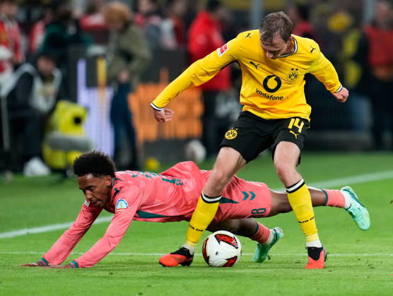 Maximilian Beier of Borussia Dortmund, No. 14, in a tackle with Paul Erevbenagie of SV Werder Bremen, No. 38, GER, Borussia Dortmund vs. SV Werder Bremen, Bundesliga 1, Matchday 5, 2026–27 season, SIGNAL IDUNA PARK, Dortmund, October 9, 2026 DFL regulations prohibit any use of photographs as image sequences and or quasi-video Borussia Dortmund vs. SV Werder Bremen, Bundesliga 1, Matchday 5, 2026–27 season, October 9, 2026, Dortmund Copyright: xEibner-Pressefoto ScottxColemanx EP_SCN