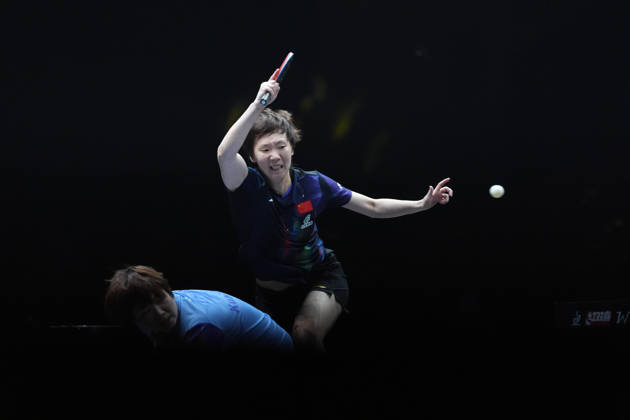 (261010) -- BEIJING, Oct. 10, 2026 -- Wang Manyu (R) Kuai Man of China compete during the women s doubles final match against Harimoto Miwa Hayata Hina of Japan at 2026 World Table tennis, Tischtennis (WTT) China Smash in Beijing, China, Oct. 10, 2026. ) (SP)CHINA-BEIJING-TABLE TENNIS-WTT-CHINA SMASH-WOMEN S DOUBLES (CN) XiexHan