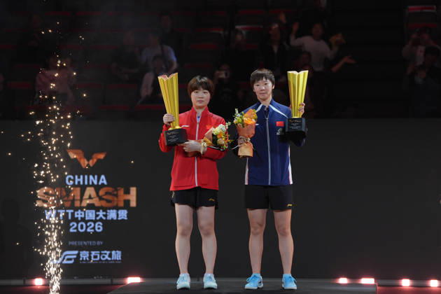 (261010) -- BEIJING, Oct. 10, 2026 -- Champions Wang Manyu (R) Kuai Man of China celebrate with their trophies during the awarding ceremony after the women s doubles final match against Harimoto Miwa Hayata Hina of Japan at 2026 World Table tennis, Tischtennis (WTT) China Smash in Beijing, China, Oct. 10, 2026. ) (SP)CHINA-BEIJING-TABLE TENNIS-WTT-CHINA SMASH-WOMEN S DOUBLES (CN) XiexHan