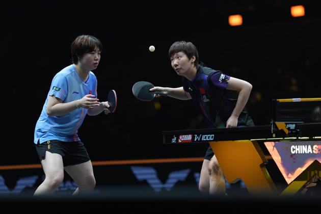 (261010) -- BEIJING, Oct. 10, 2026 -- Wang Manyu(R) Kuai Man of China compete during the women s doubles final match against Harimoto Miwa Hayata Hina of Japan at 2026 World Table tennis, Tischtennis (WTT) China Smash in Beijing, China, Oct. 10, 2026. ) (SP)CHINA-BEIJING-TABLE TENNIS-WTT-CHINA SMASH-WOMEN S DOUBLES (CN) XiexHan