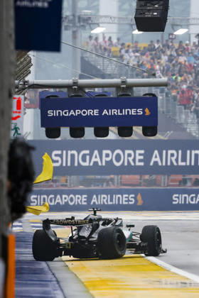 F1 - SINGAPORE GRAND PRIX 2026 RUSSELL George (gbr), Mercedes AMG F1 Team W17, portrait, crash, accident, rain, pluie, during the 2026 Formula 1 Singapore Grand Prix, 17th round of the 2026 Formula One World Championship, WM, Weltmeisterschaft from October 9 to 11, 2026 on the Marina Bay Street Circuit, in Singapore, Singapore - SingaporeSingapore  Copyright: xDPPIx