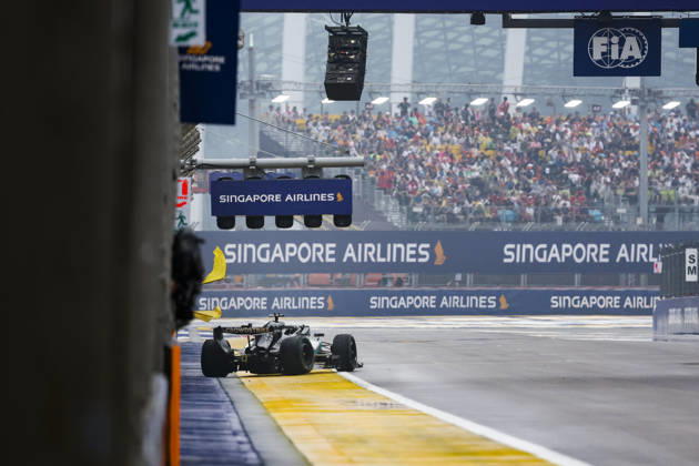 F1 - SINGAPORE GRAND PRIX 2026 RUSSELL George (gbr), Mercedes AMG F1 Team W17, portrait, crash, accident, rain, pluie, during the 2026 Formula 1 Singapore Grand Prix, 17th round of the 2026 Formula One World Championship, WM, Weltmeisterschaft from October 9 to 11, 2026 on the Marina Bay Street Circuit, in Singapore, Singapore - SingaporeSingapore  Copyright: xDPPIx