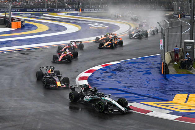 F1 - SINGAPORE GRAND PRIX 2026 63 RUSSELL George (gbr), Mercedes AMG F1 Team W17, action, 03 VERSTAPPEN Max (nld), Red Bull Racing Ford RB22, action, rain, pluie, start of the race, depart, during the 2026 Formula 1 Singapore Grand Prix, 17th round of the 2026 Formula One World Championship, WM, Weltmeisterschaft from October 9 to 11, 2026 on the Marina Bay Street Circuit, in Singapore, Singapore - SingaporeSingapore  Copyright: xDPPIx