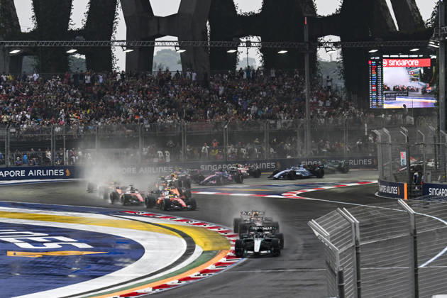 F1 - SINGAPORE GRAND PRIX 2026 63 RUSSELL George (gbr), Mercedes AMG F1 Team W17, action, 03 VERSTAPPEN Max (nld), Red Bull Racing Ford RB22, action, start of the race, depart, rain, pluie, during the 2026 Formula 1 Singapore Grand Prix, 17th round of the 2026 Formula One World Championship, WM, Weltmeisterschaft from October 9 to 11, 2026 on the Marina Bay Street Circuit, in Singapore, Singapore - SingaporeSingapore  Copyright: xDPPIx