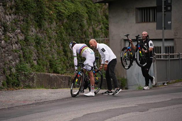 Brandon McNulty (USA) of UAE Team Emirates makes a bike change during the 120th edition of the Il Lombardia, Tour of Lombardy cycling race, a 239 km one day race from Bergamo to Como on October 10, 2026, Italy.  Copyright: xMarcoxAlpozzi LaPressex