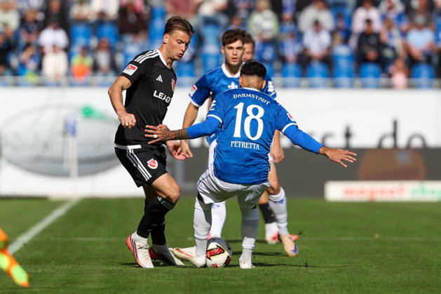 October 10, 2026 Soccer 2. Bundesliga SV Darmstadt 98 vs. Energie Cottbus, Moritz Hannemann (Energie Cottbus), Raoul Petretta (SV Darmstadt 98) battle for the ball Copyright: HMBxMedia JoaquimxFerreira