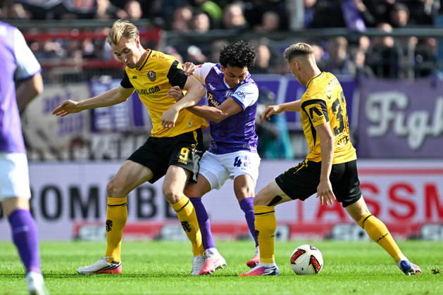 2. Bundesliga, Matchday 26, 27: VfL Osnabrück vs. Dynamo Dresden on October 10, 2026, at the Bremer Brücke in Osnabrück. Vincent Vermeij (Dresden) battles for the ball against Jonathan Gomez (Osnabrück) and Jonas Sterner (Dresden). MT
