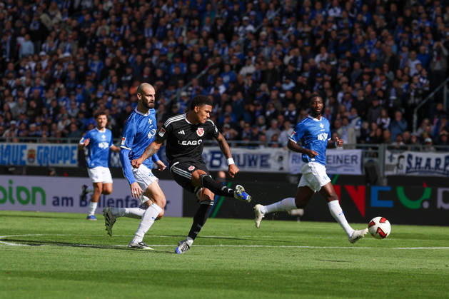 October 10, 2026, Soccer, 2. Bundesliga, SV Darmstadt 98 vs. Energie Cottbus, from left: Grayson Dettoni (SV Darmstadt 98) and Justin Butler (Energie Cottbus) scores the goal, making the score 0–1 Copyright: HMBxMedia JoaquimxFerreira