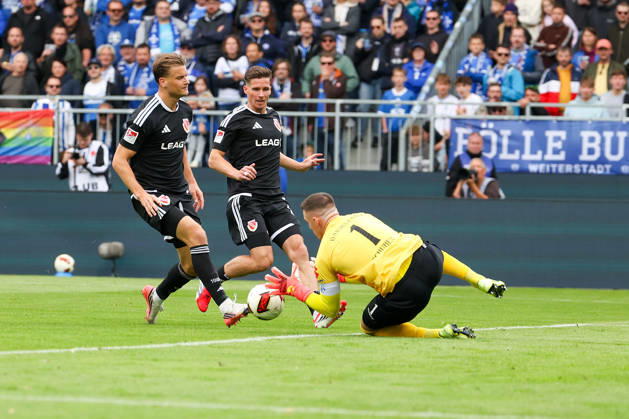 October 10, 2026, Soccer, 2. Bundesliga, SV Darmstadt 98 vs. Energie Cottbus, left: Moritz Hannemann (Energie Cottbus), goalkeeper; Marcel Schuhen (SV Darmstadt 98) battles for the ball Copyright: HMBxMedia JoaquimxFerreira