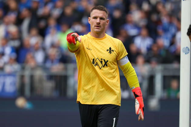 October 10, 2026, Soccer, 2. Bundesliga, SV Darmstadt 98 vs. Energie Cottbus, left, goalkeeper Marcel Schuhen of SV Darmstadt 98 gestures, gives instructions, gesticulates Copyright: HMBxMedia JoaquimxFerreira