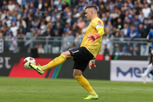 October 10, 2026, Soccer, 2. Bundesliga, SV Darmstadt 98 vs. Energie Cottbus, left, goalkeeper Marcel Schuhen of SV Darmstadt 98 in action with the ball Copyright: HMBxMedia JoaquimxFerreira
