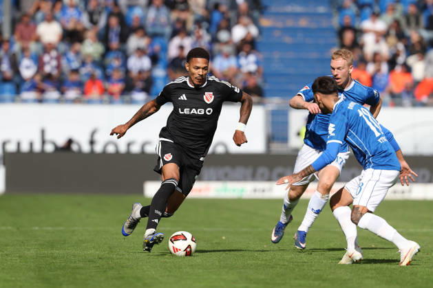 October 10, 2026 Soccer 2. Bundesliga SV Darmstadt 98 vs. Energie Cottbus, Justin Butler (Energie Cottbus) and Raoul Petretta (SV Darmstadt 98) in action, with the ball Copyright: HMBxMedia JoaquimxFerreira