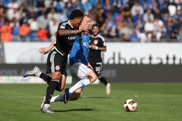 October 10, 2026 Soccer 2. Bundesliga SV Darmstadt 98 vs. Energie Cottbus, Justin Butler (Energie Cottbus) and Kai Klefisch (SV Darmstadt 98), in action, with the ball Copyright: HMBxMedia JoaquimxFerreira