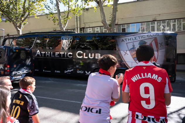 ESP LaLiga EA Sports Rayo Vallecano vs. Athletic Club Athletic fans welcoming the Athletic team bus during the LaLiga EA Sports match between Rayo Vallecano and Athletic Club, played at Vallecas Stadium in Madrid on October 10, 2026, in Spain. Spain Soccer Copyright: xAgenciaxLOFx
