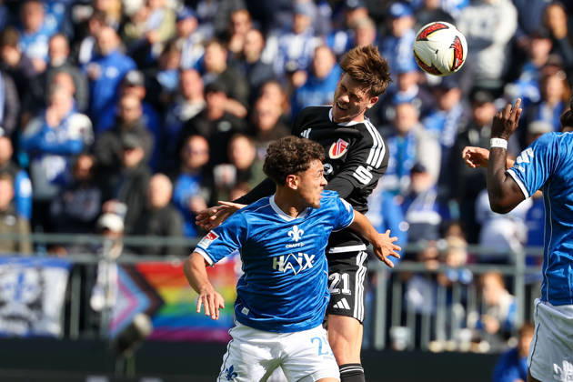 October 10, 2026 Soccer 2. Bundesliga SV Darmstadt 98 vs. Energie Cottbus, Wiliam Mikelbrencis (SV Darmstadt 98), Luca Erlein (Energie Cottbus) battle for the ball Copyright: HMBxMedia JoaquimxFerreira