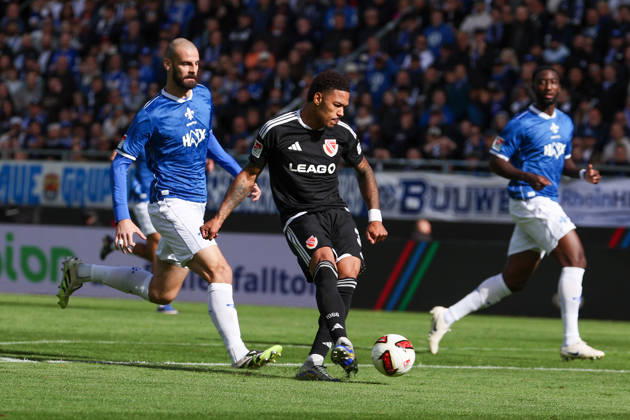 October 10, 2026, Soccer, 2. Bundesliga, SV Darmstadt 98 vs. Energie Cottbus, from left: Aleksander Vukovic (SV Darmstadt 98) and Justin Butler (Energie Cottbus) scores the goal, making the score 0–1 Copyright: HMBxMedia JoaquimxFerreira