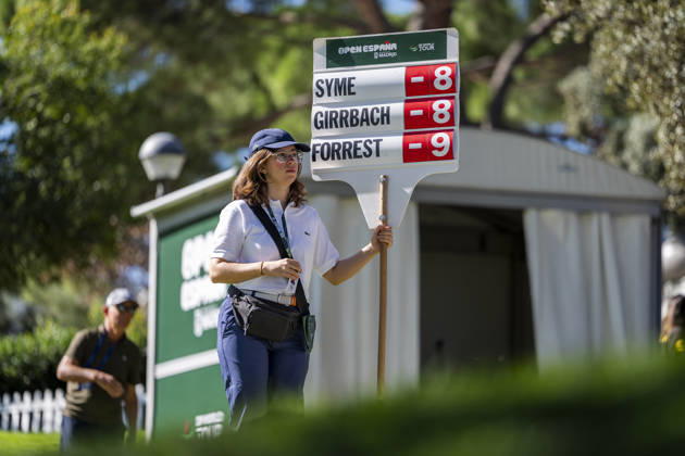 Golf 2026: Open De Espana: Day Three MADRID, SPAIN - OCTOBER 10: A volunteer holds up the leaderboard showing the standings as the tournament s top three players tee off on day three of the Open de Espana presented by Madrid at Club de Campo Villa de Madrid on October 10, 2026 in Madrid, Spain. Madrid Club de Campo Villa de Madrid Madrid Spain Copyright: xAlbertoxGardinx AGardin_20261010_Golf_Esp_Mad_0047