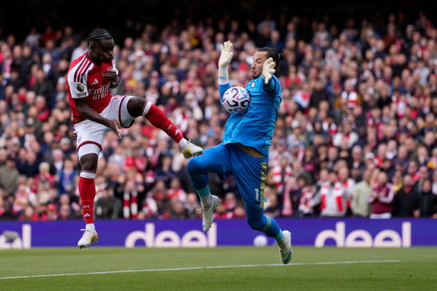 Sport Bilder des Tages 10th October 2026; Emirates Stadium, London, England; Premier League Football, Arsenal versus Leeds United; Bukayo Saka of Arsenal has his shot saved by James Trafford of Leeds United TomxMajor