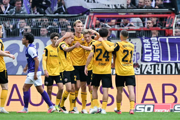 2. Bundesliga, Matchday 26, 27: VfL Osnabrück vs. Dynamo Dresden on October 10, 2026, at the Bremer Brücke in Osnabrück—cheers, goal celebrations, Goal scorers, goal scorer Niklas Hauptmann (Dresden) celebrates with Vincent Vermeij (Dresden), Jonas Sterner (Dresden), and MT