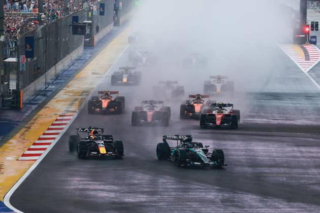 Start, 03 VERSTAPPEN Max (NLD), Red Bull Racing Ford RB22, action 63 RUSSELL George (GBR), Mercedes AMG F1 Team W17, action F1 GP 17 Singapore 2026 F1 GP 17 Singapore 2026 81 PIASTRI Oscar (AUS), McLaren F1 Team MCL40, action F1 GP 17 Singapore 2026 Singapore