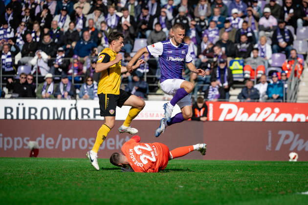 Adrian Beck, 21, Osnabrück; VfL Osnabrück vs. SG Dynamo Dresden; soccer; 2. Bundesliga; Matchday 7; October 10, 2026; DFL regulations prohibit any use of photographs as image sequences and or quasi-video; Osnabrück, Lower Saxony, Germany Copyright: xkolbert-press MarcxNiemeyerx