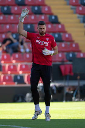 ESP LaLiga EA Sports Rayo Vallecano vs. Athletic Club: Unai Simon of Athletic warms up during the LaLiga EA Sports match between Rayo Vallecano and Athletic Club, played at Vallecas Stadium in Madrid on October 10, 2026, in Spain. Spain Soccer Copyright: xAgenciaxLOFx