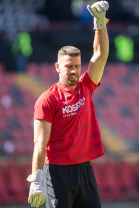 ESP LaLiga EA Sports Rayo Vallecano vs. Athletic Club: Unai Simon of Athletic warms up during the LaLiga EA Sports match between Rayo Vallecano and Athletic Club, played at Vallecas Stadium in Madrid on October 10, 2026, in Spain. Spain Soccer Copyright: xAgenciaxLOFx